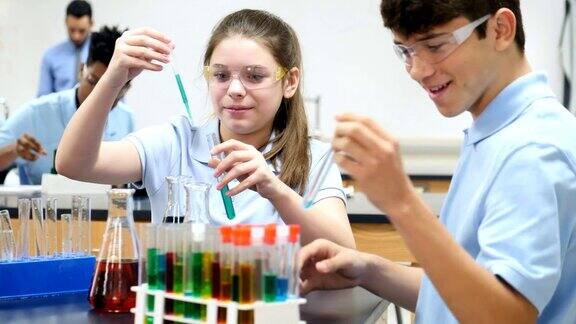 自信的STEM学校学生在做化学实验