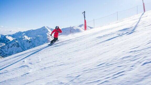 在一个完美的阳光明媚的冬日里在一个田园诗般的高山滑雪场滑雪