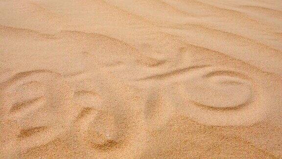 高角度拍摄沙滩上的沙子
