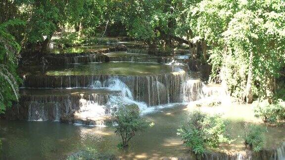 泰国华美卡明瀑布宁静的瀑布溪流