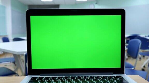 教室里的笔记本电脑显示绿色色度键屏背景中的技术:技术背景