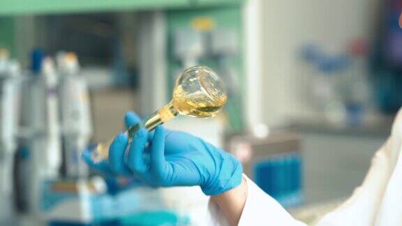 在科学实验室进行研究时在玻璃容器中混合化学溶液