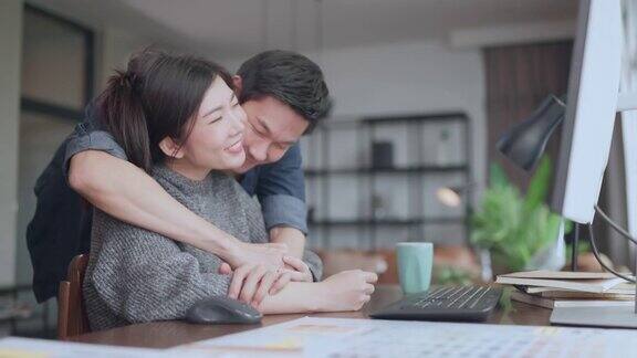 亚洲已婚夫妇成熟的成年企业主企业家一起在家里工作在家隔离远程工作与桌面和智能手机技术设备在家里工作