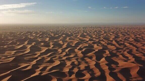沙漠中的沙丘鸟瞰图