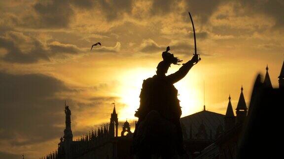 日落时分的维托里奥·埃马努埃莱雕像