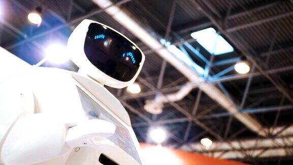 现代机器人技术机器人看着摄像机看着人机器人表现出情感举起手来跳舞或愤怒或攻击技术