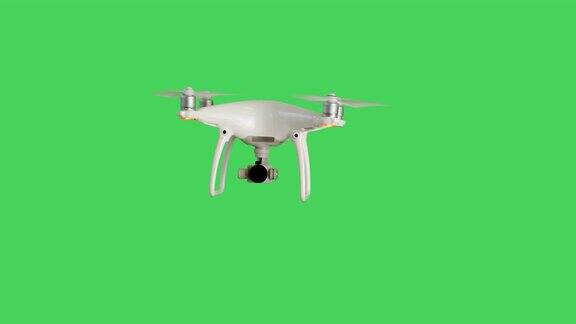 带摄像头飞行的无人机背景为绿幕