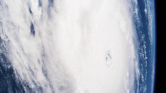 从国际空间站上看到的地球海上的飓风风暴卫星视图这段视频由美国宇航局提供