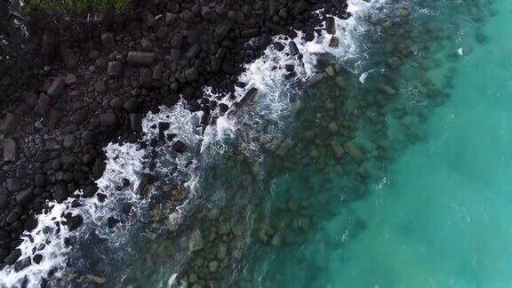 海浪撞击岩石的鸟瞰图
