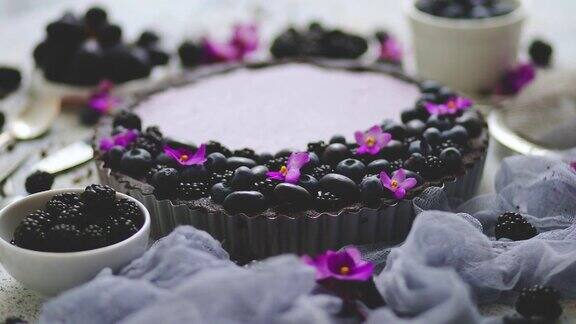 配上新鲜的蓝莓、黑莓和葡萄配上香甜可口的果馅饼