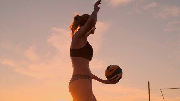 沙滩排球发球-女子在沙滩排球比赛中发球反手发球年轻人在阳光下享受快乐过着健康积极的户外运动生活