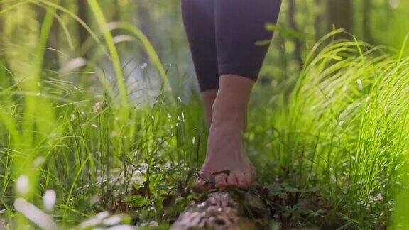赤脚走在草地上的女人