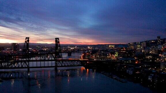 俄勒冈州波特兰威拉米特河和钢桥上的日出