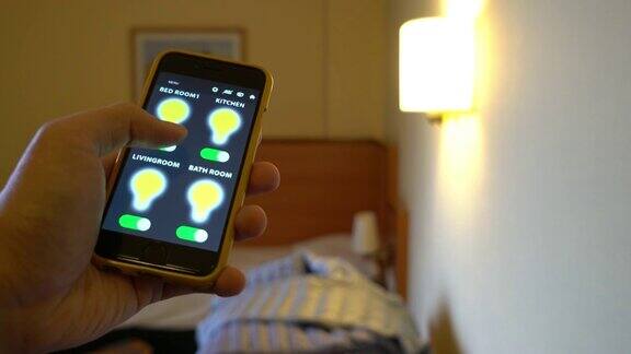 人们用智能手机来控制卧室的光线