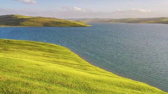 在青藏高原的湖中有一个充满绿色草原的半岛