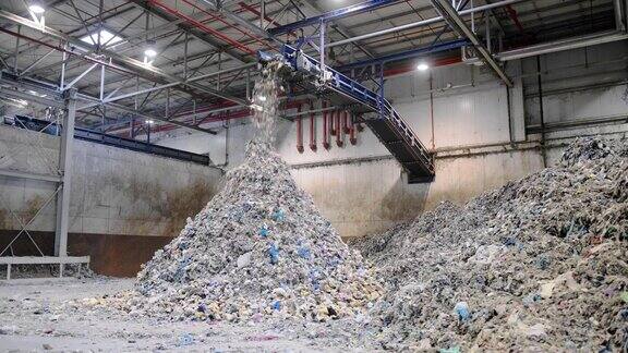 废物处理设施内成堆的可回收物品