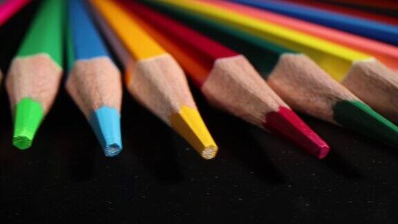 锐利的彩色铅笔孩子在黑暗的前提下画画
