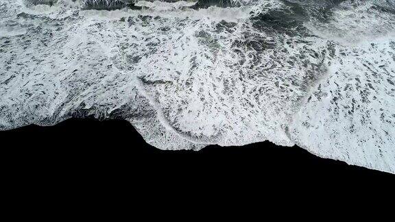 海浪撞击冰岛黑沙滩的航拍镜头