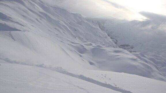 男人越野滑雪