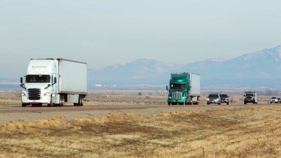 在美国西部乡村州际公路上的长途卡车