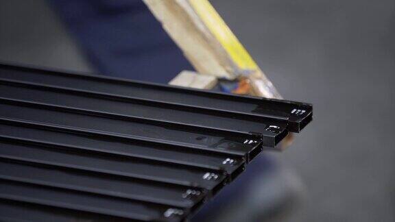 彩色铝型材经过阳极氧化处理后在工厂生产电解钝化工艺增加了金属零件表面天然氧化层的厚度