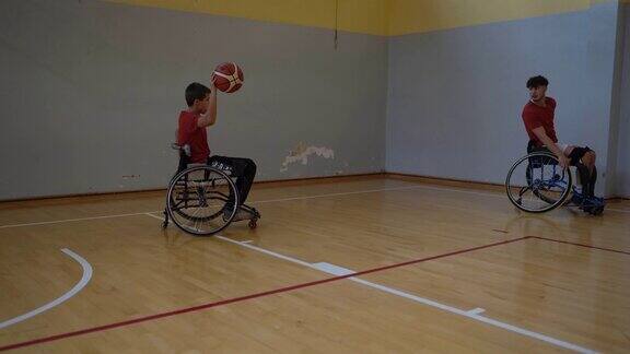 轮椅篮球队在篮球场上的训练