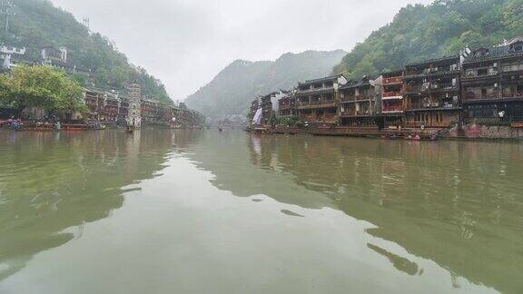 凤凰古城的时间流逝与传统的船在雨天