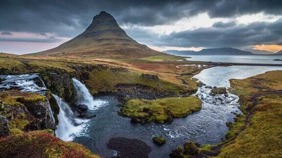 冰岛的Kirkjufell山和瀑布景观