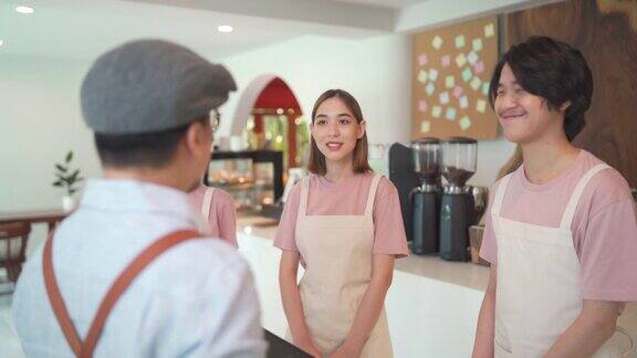 4K亚洲男人咖啡馆老板在开业前给兼职员工做简报