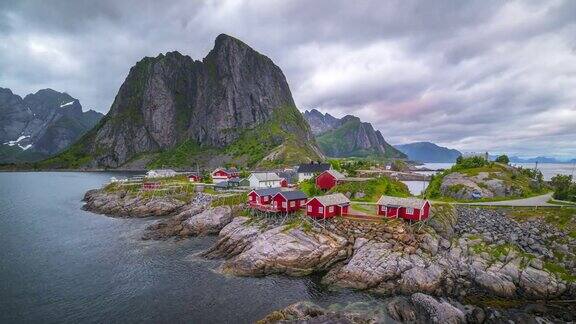 挪威夏天在哈姆诺伊岛莱因岛罗浮敦群岛传统的挪威渔民小屋rorbuer上移动的云