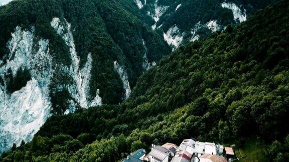 阿尔卑斯山上的一个意大利村庄的高角度视图