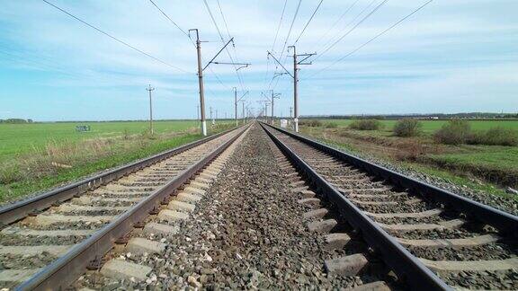 空旷笔直的双向铁路在夏日阳光明媚的日子里