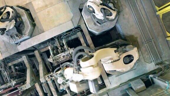 工业设备机器人运输在俯视图拍摄的铜片