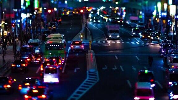 东京涩谷的霓虹街的夜景发生了倾斜
