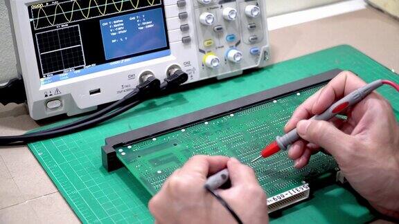 技术人员正在用数字存储示波器检查电路板