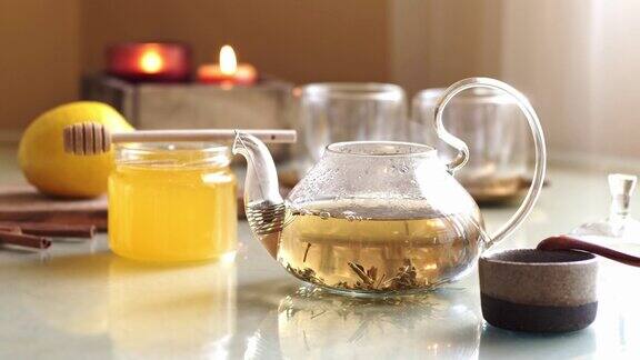 茶壶与热蒸绿茶桌上盖蜂蜜和柠檬