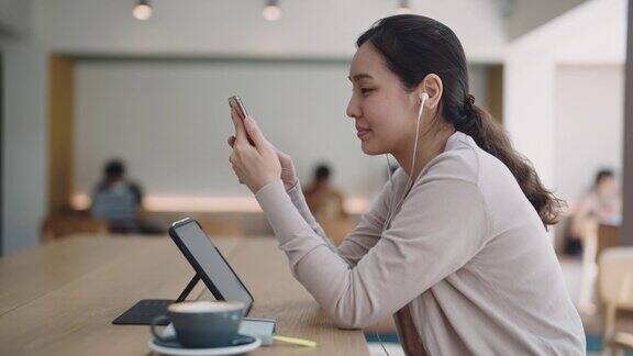 女性在咖啡馆使用智能手机