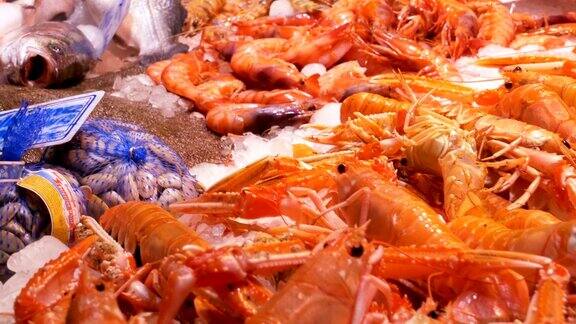 在LaBoqueria鱼市场冰里的红色小龙虾巴塞罗那西班牙