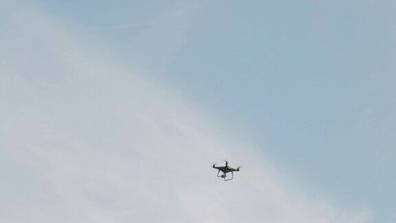 四轴飞行器在天空中飞行并拍摄什么东西