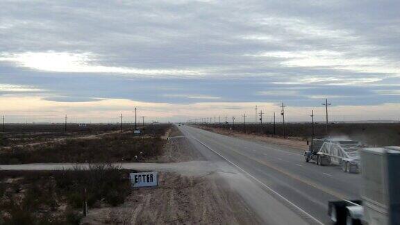 双向高速公路上的长途半挂卡车