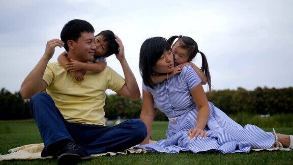可爱的亚洲家庭和兄弟姐妹在公园放松
