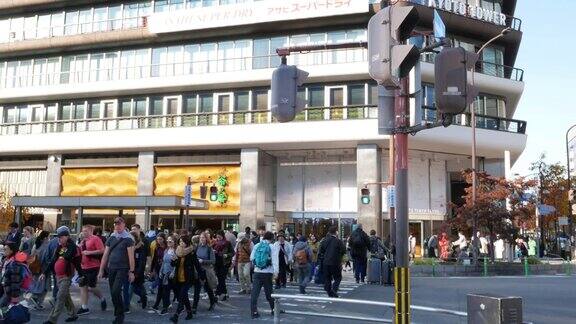 一群人走在日本京都市的街道上