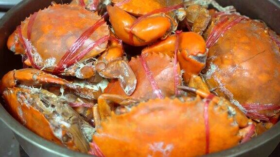 螃蟹成群结队在厨房里烹饪