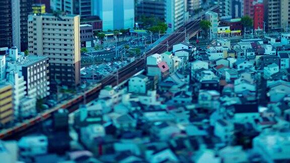 大阪铁路附近的高角度微缩城市景观黄昏延时拍摄