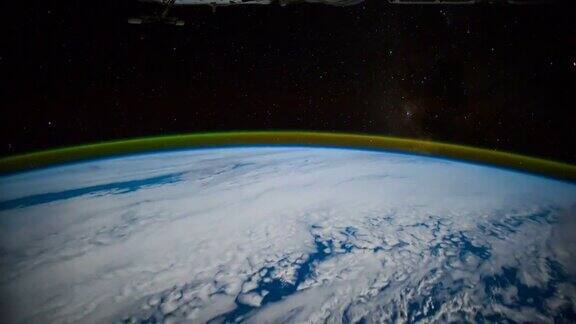 国际空间站的行星地球的城市光星星和极光