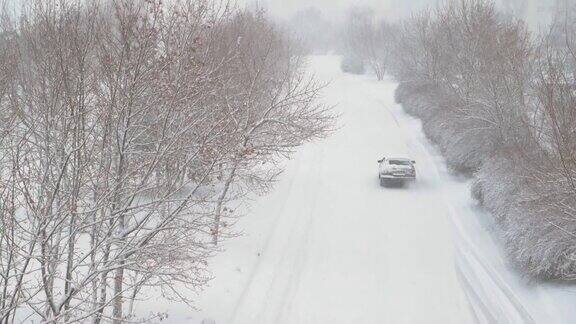 冬天的季节汽车在积雪的路上行驶