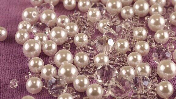 白色珍珠透明珠宝水晶和粉红色天鹅绒水晶