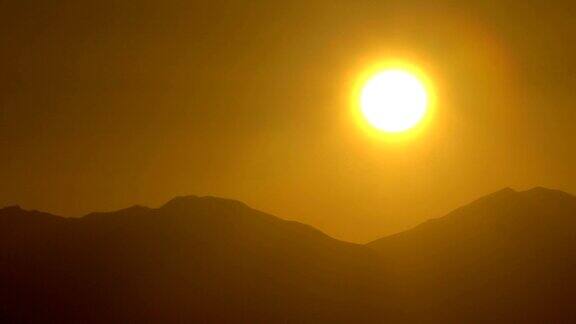 冉冉升起的太阳越过大海和沙漠山脉