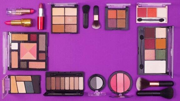 化妆化妆品的框架移动在紫色的背景与复制空间停止运动