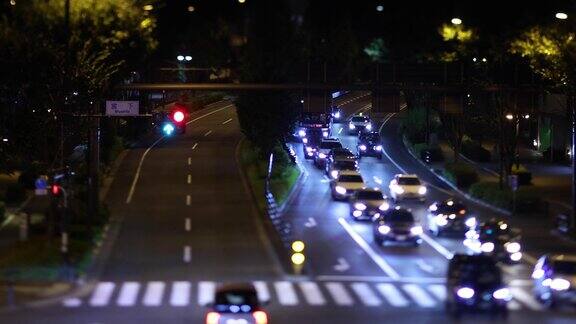 东京城市十字路口的夜间小型交通堵塞